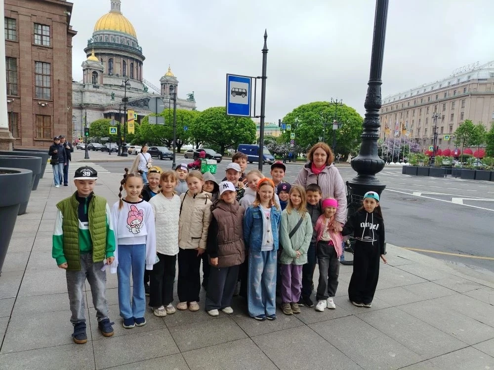 🎒В конце учебного года наши ученики из 2Б совместно с классным руководителем - Любовь Васильевной Т