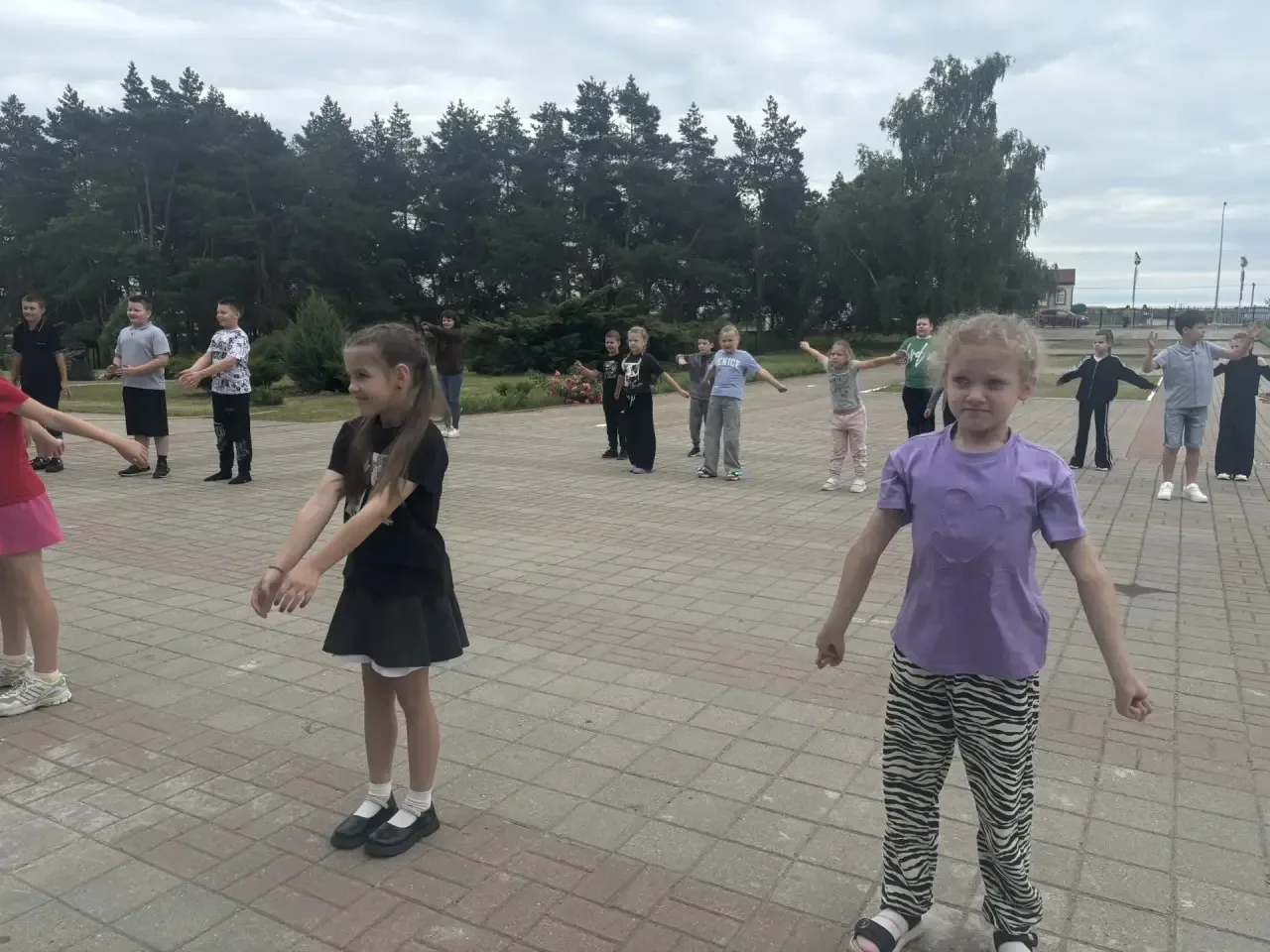 ☀️🌾В лагерях «Солнышко» и «Колосок» день начинается правильно — с задорной зарядки!