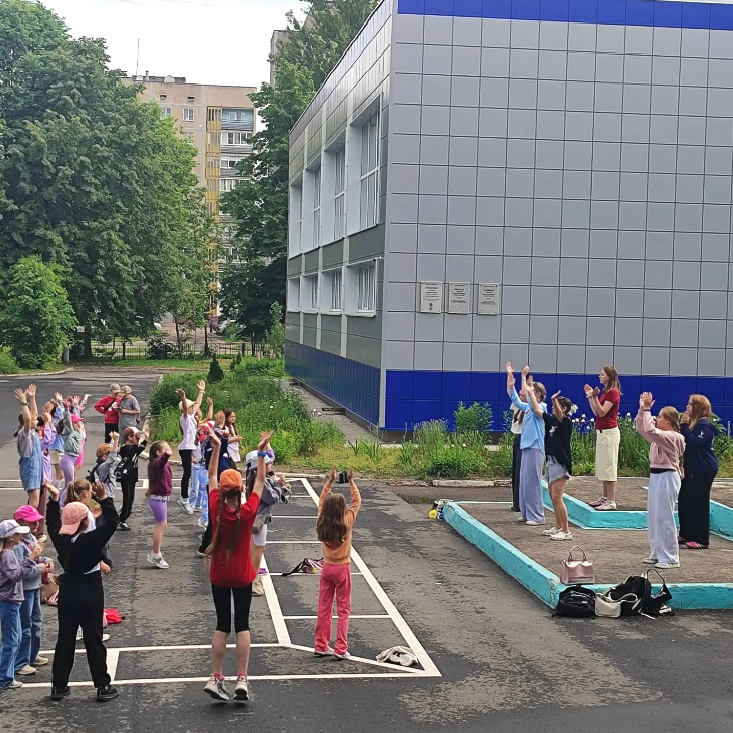 Скучать не приходится: ещё один яркий день в нашем пришкольном лагере!


Утро началось с бодрой заря