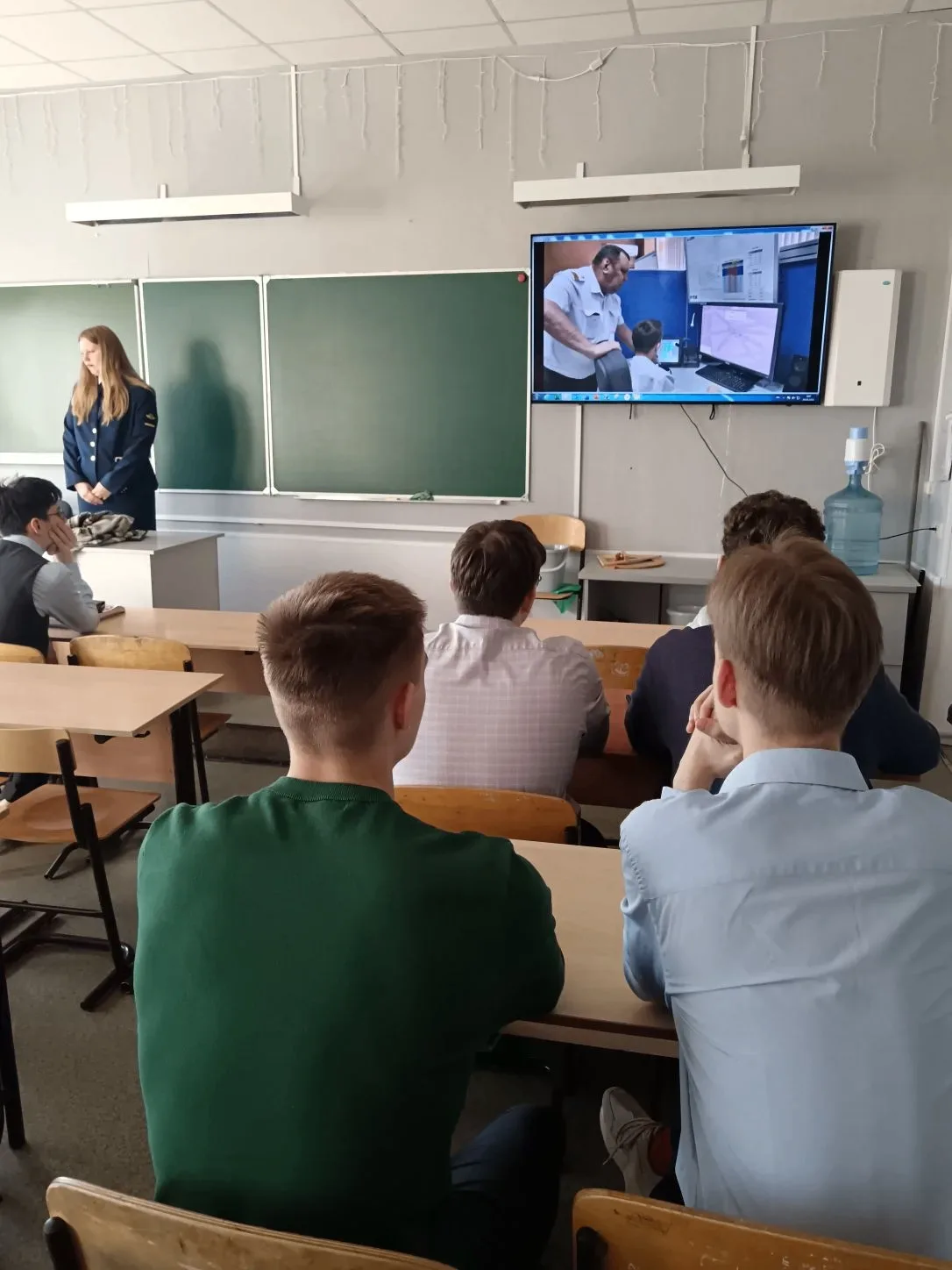 ✈️ Наша выпускница — теперь курсант!  Сегодня утром у 10А, 11А и 11В прошла профориентационная встре