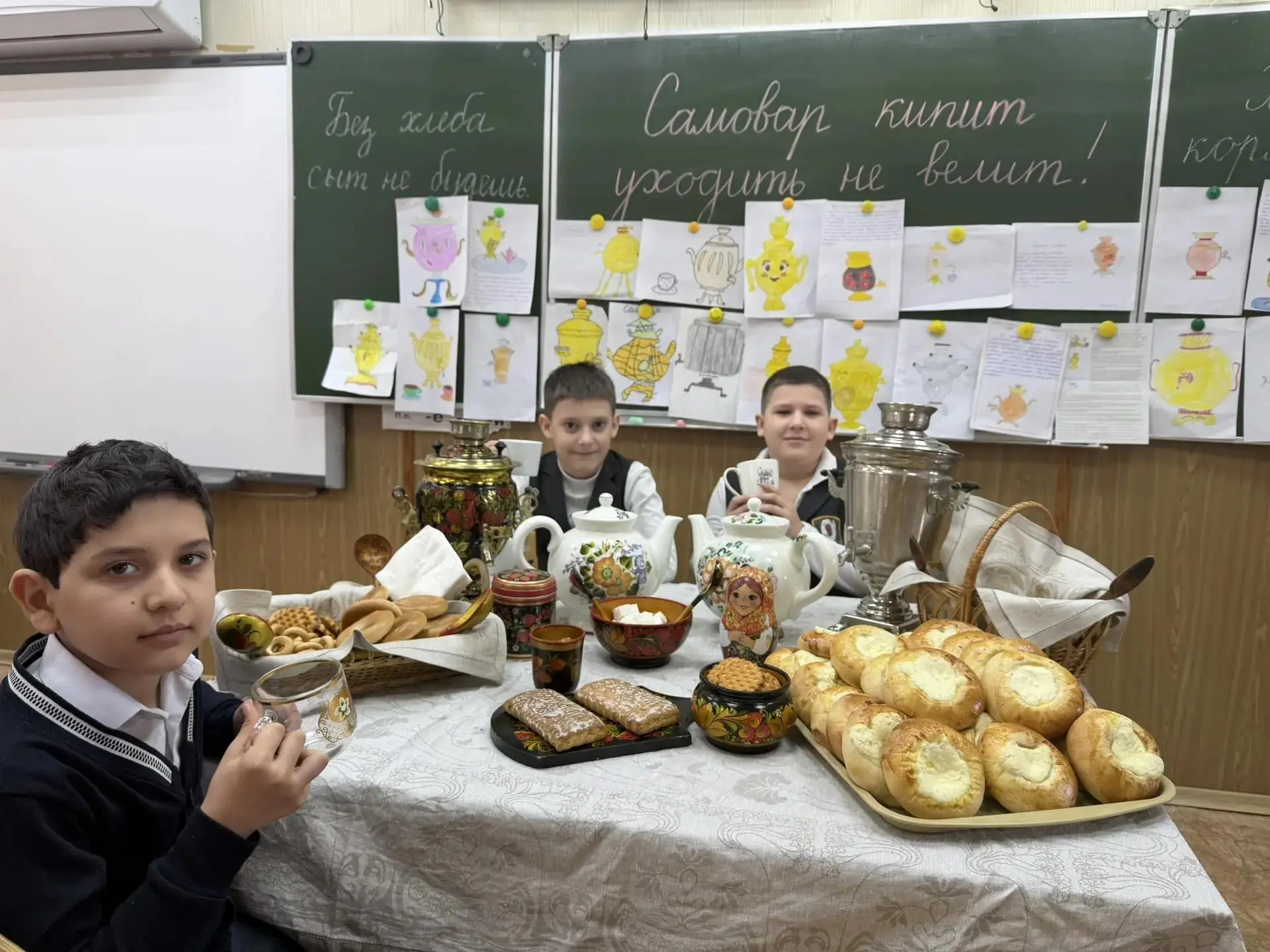 Классные новости  ️🫖 «Самовар кипит-уходить не велит»  На уроке родного языка ученики 2 В класса, уч