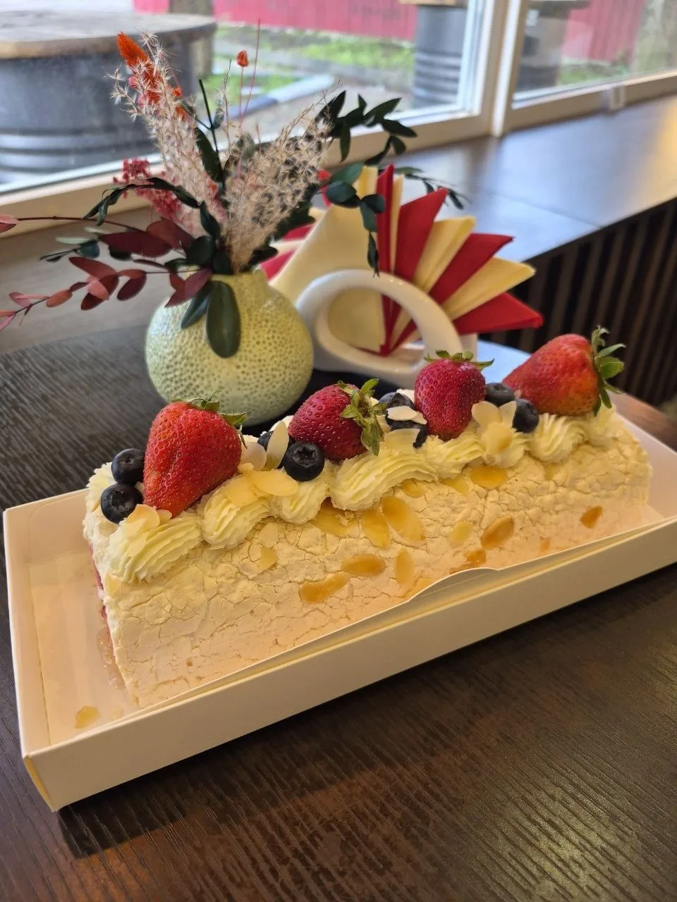 В наличии Меренговый рулет с ягодами🫐🍓