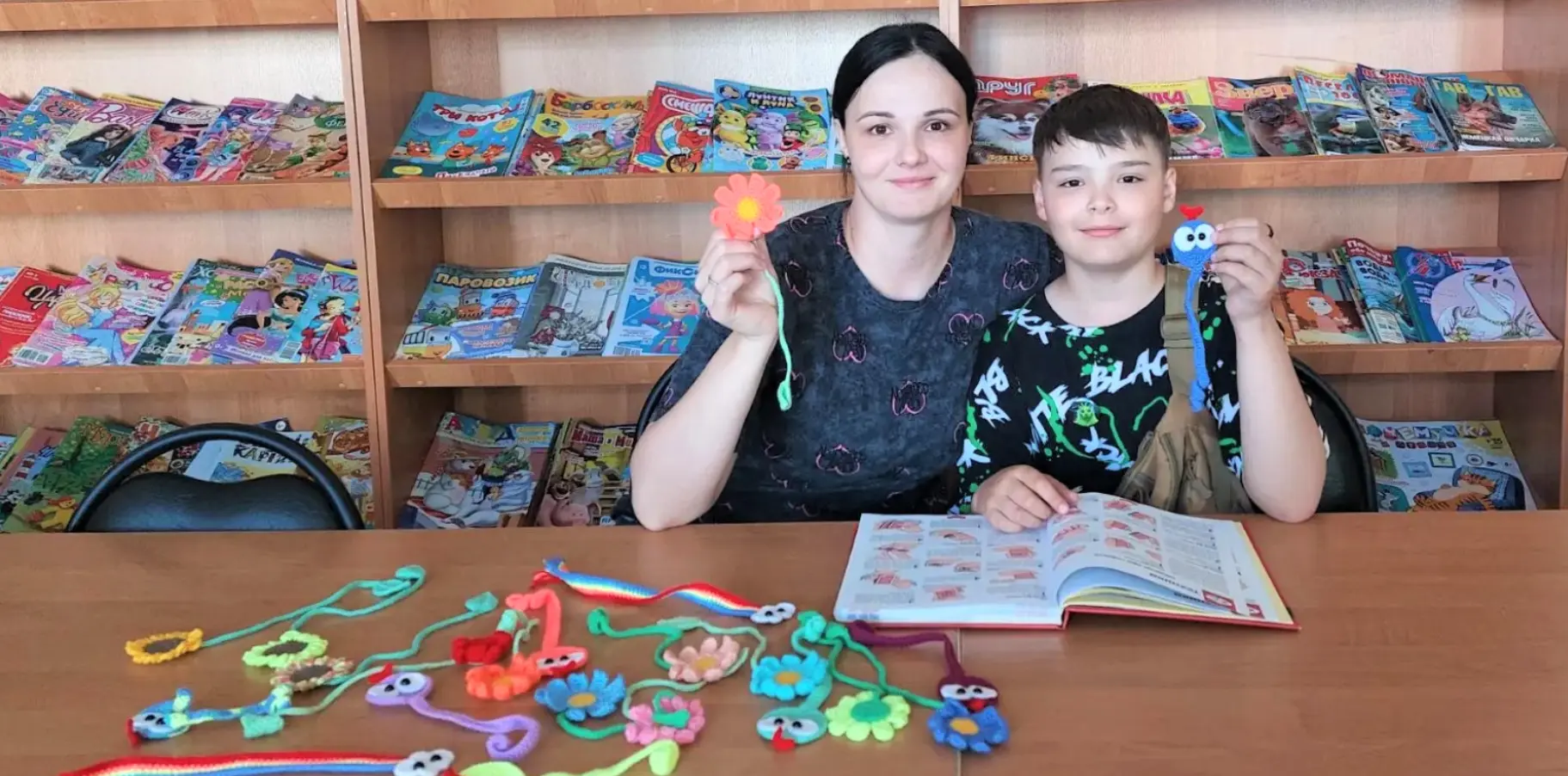 МАСТЕРСТВО И ЛЮБОВЬ К ЧТЕНИЮ: СЕМЬЯ ГУСТАС ДАРИТ ТЕПЛО БИБЛИОТЕКЕ

🧑‍🧑‍🧒‍🧒В Долинской городской 