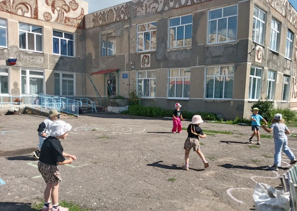 Солнечный день, звонкий смех: как мы играли в «Охотников и зайцев»

Сегодняшний день на площадке был
