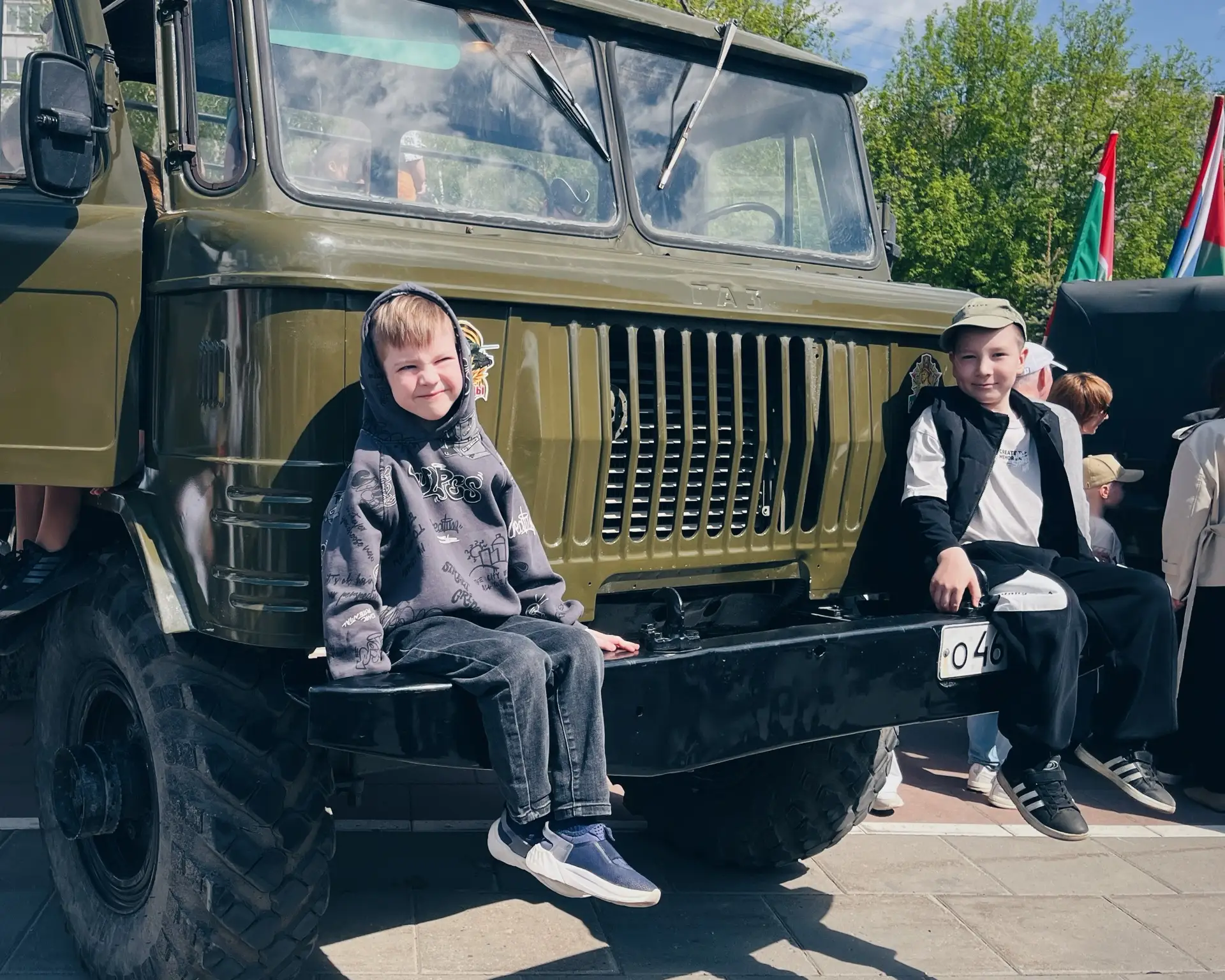 На площади 400-летия Тюмени развернулась очень увлекательная выставка.   Военно-патриотические экспо