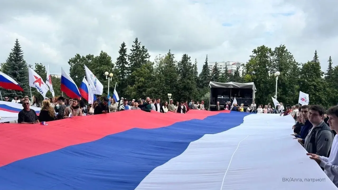 🇷🇺 Патриотический флешмоб с гигантским флагом России прошел в Уфе 

Мероприятие посвятили праздник