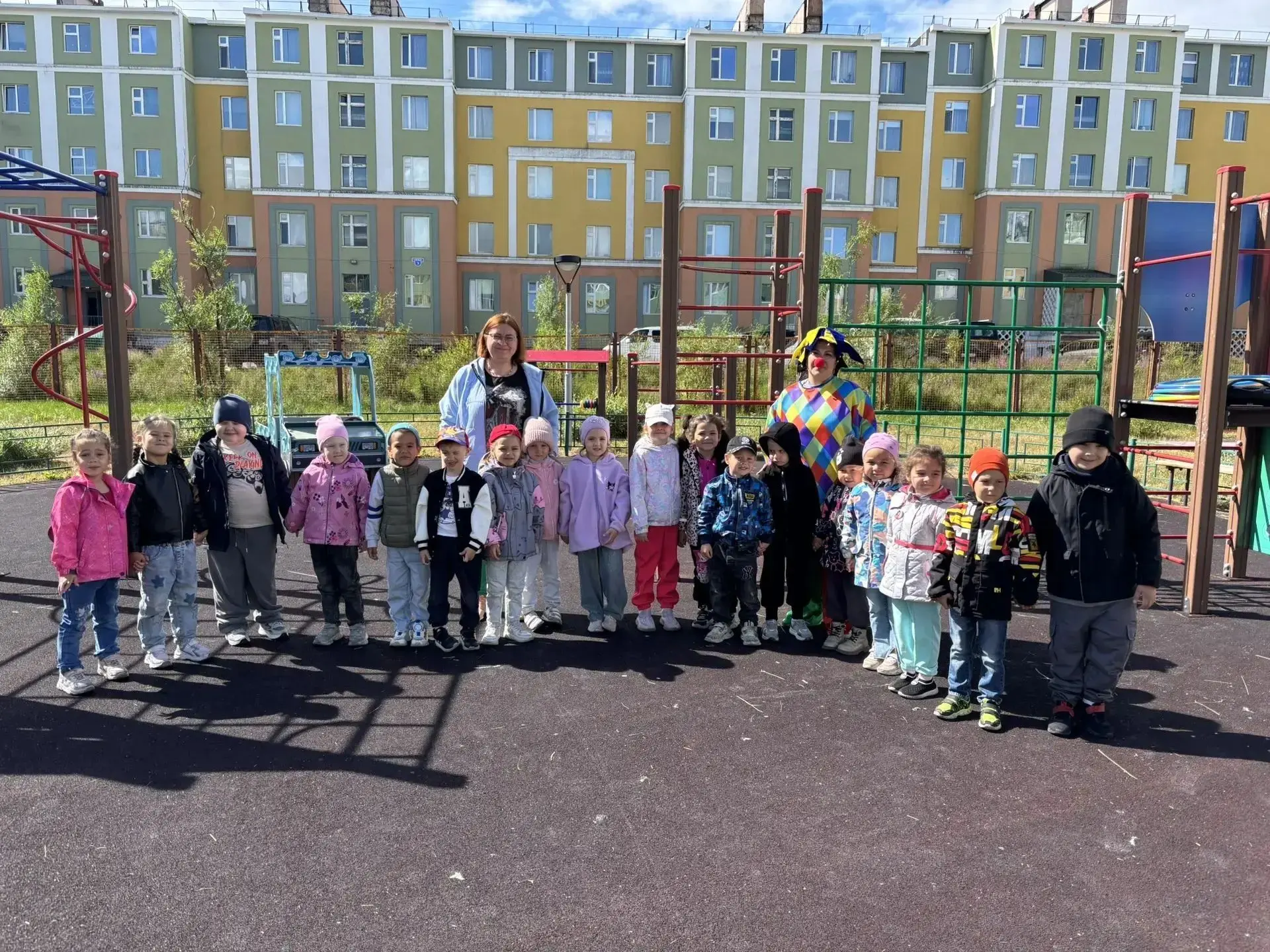 Прыг-скок! В гостях у «Пингвинов» — классики! 🐧☀️

Сегодня на прогулке в нашей средней группе «Пинг