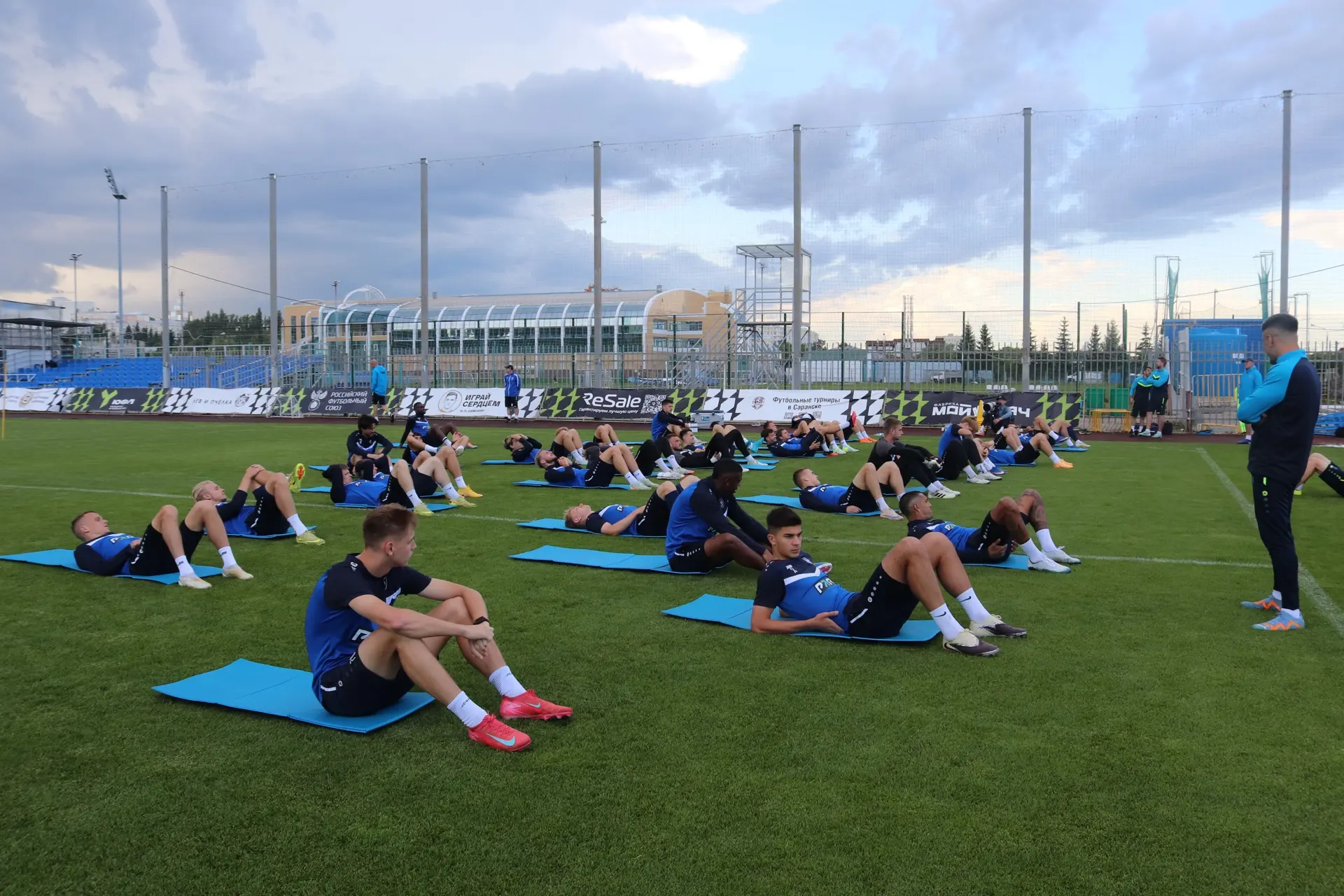 ⚽️ С 10 по 21 июня на тренировочных площадках спортивного центра «Старт» проходят сборы футбольной к