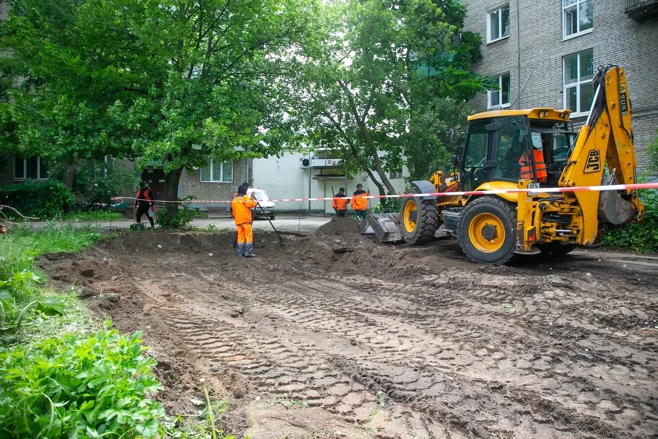 👷‍♂️ В Коломне продолжаются работы по благоустройству дворовых территорий.

В планах на этот год — 