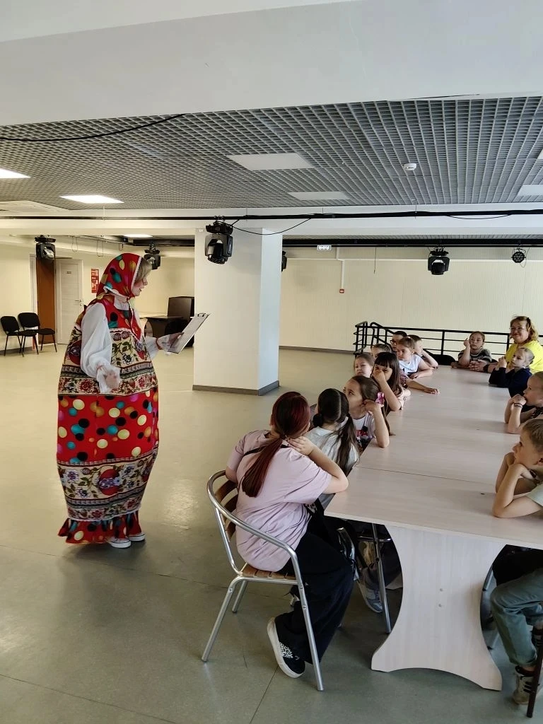 В преддверии Дня России во Дворце культуры “ЗВЕЗДА” для ребят из летнего лагеря школы №2 прошел удив