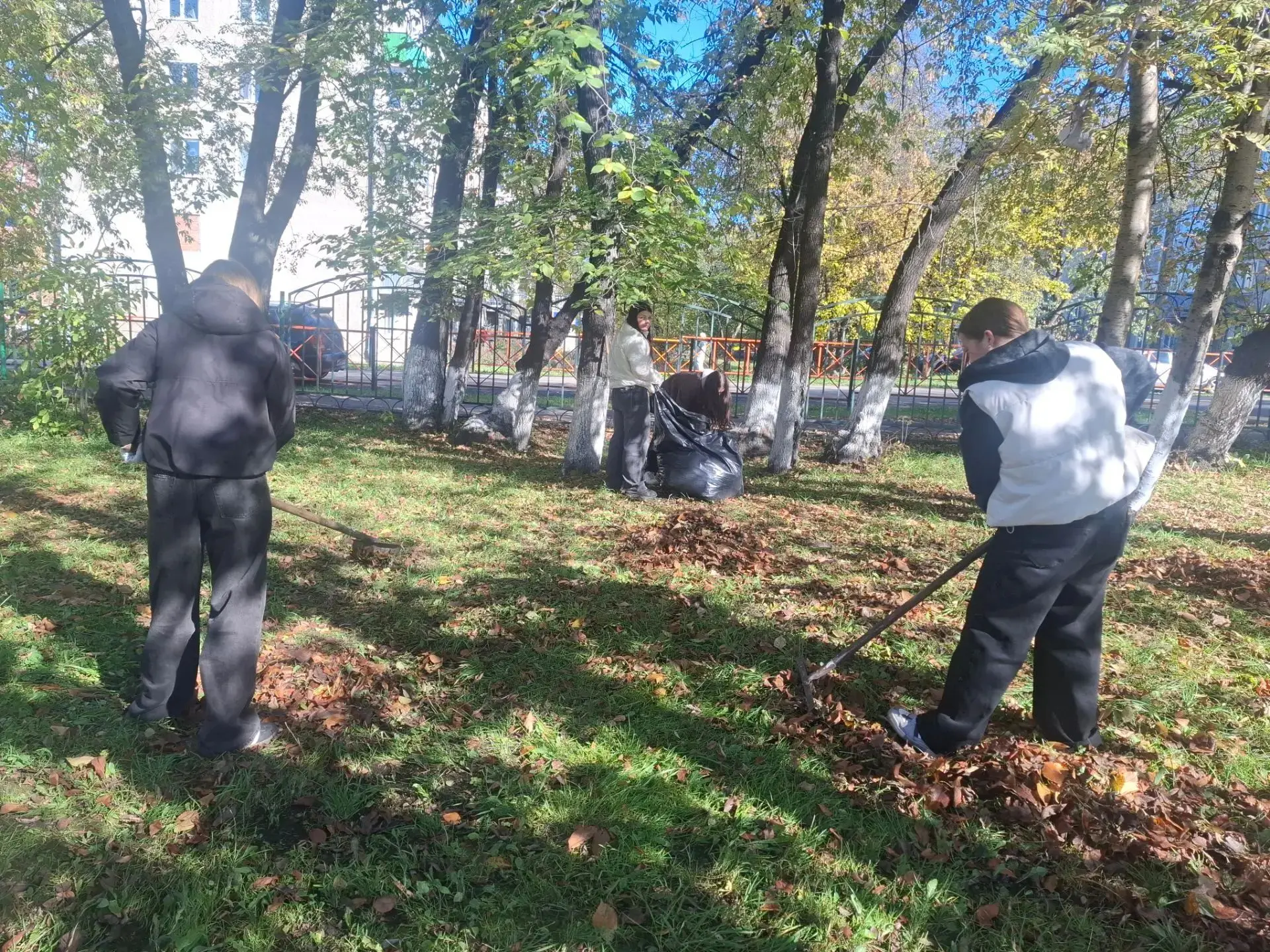 Сегодня в нашей школе прошёл традиционный осенний субботник🍁