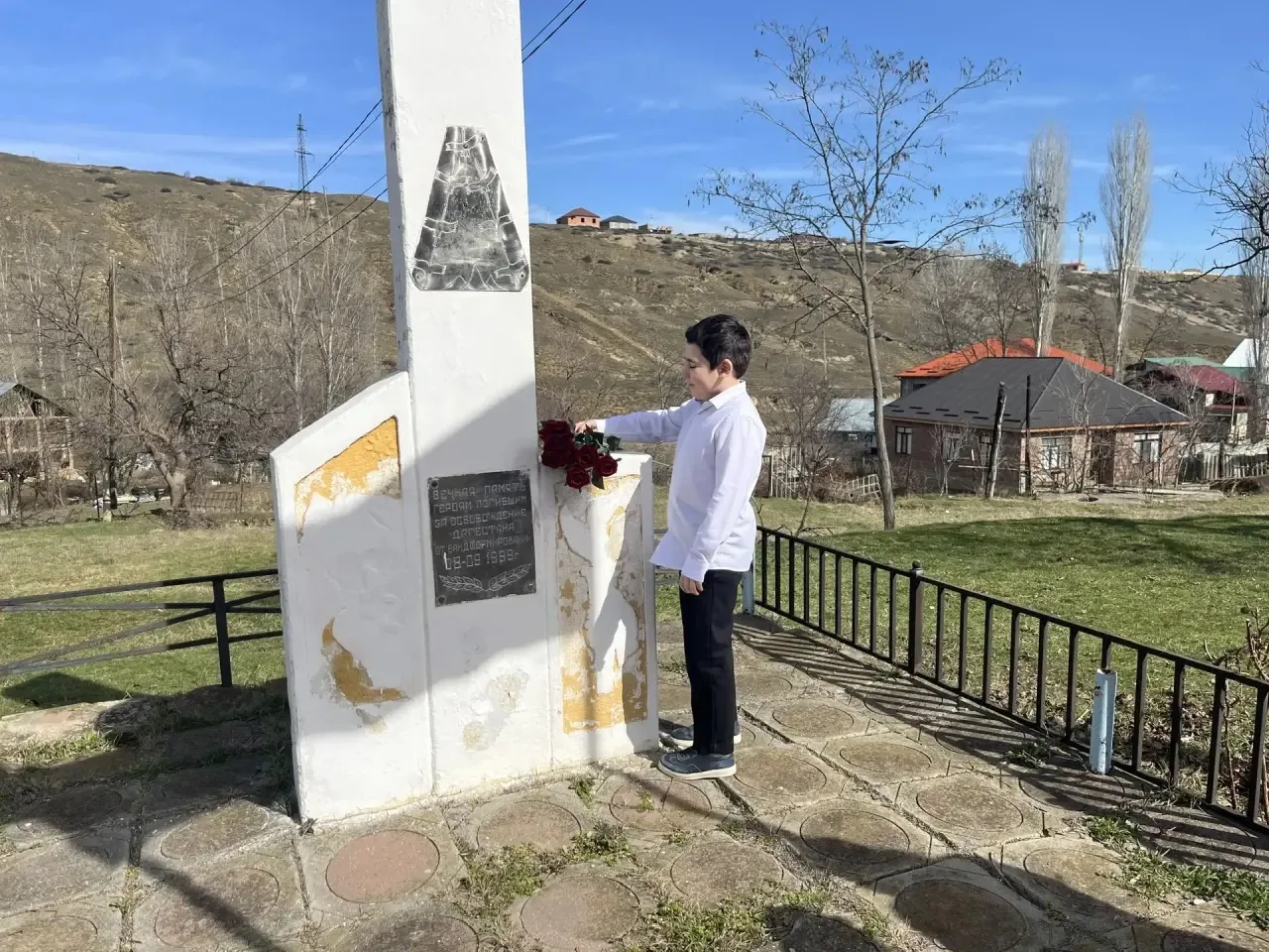 Акция «Цветы у обелиска» Эта акция дань уважения всем не пришедшим с войны,ко всем павш...
