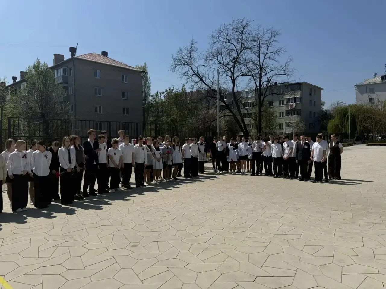 Вчера в нашей гимназии состоялось продолжение торжественных линеек памяти для учащихся 6–8 классов. 