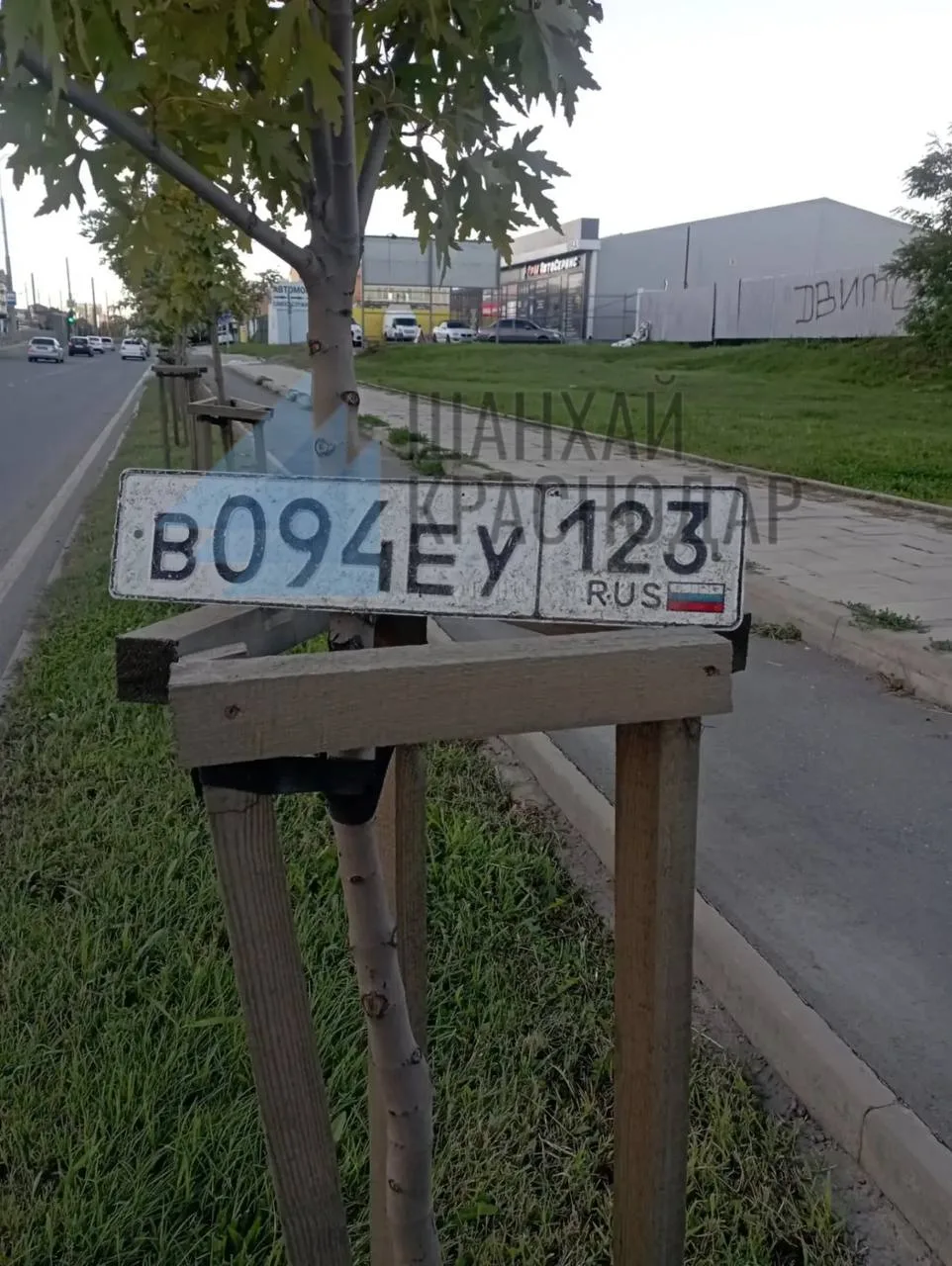 На Московской, в сторону Солнечной, потеряшка. Гос номер В094ЕУ123.