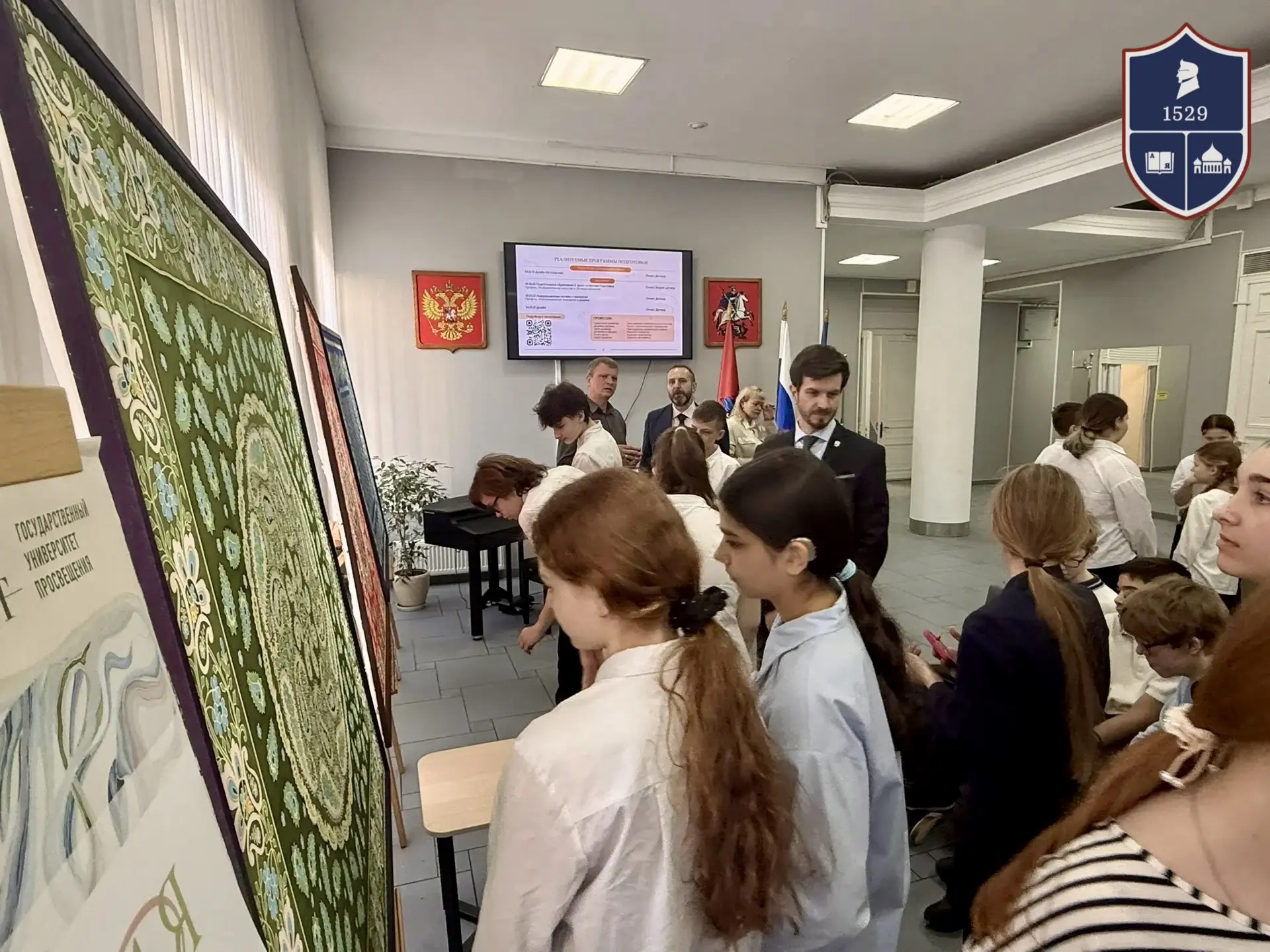 🎨 Вдохновение весны: открытие выставки «Симфония весны 3.0» в школе! В нашей школе состоялось торжес