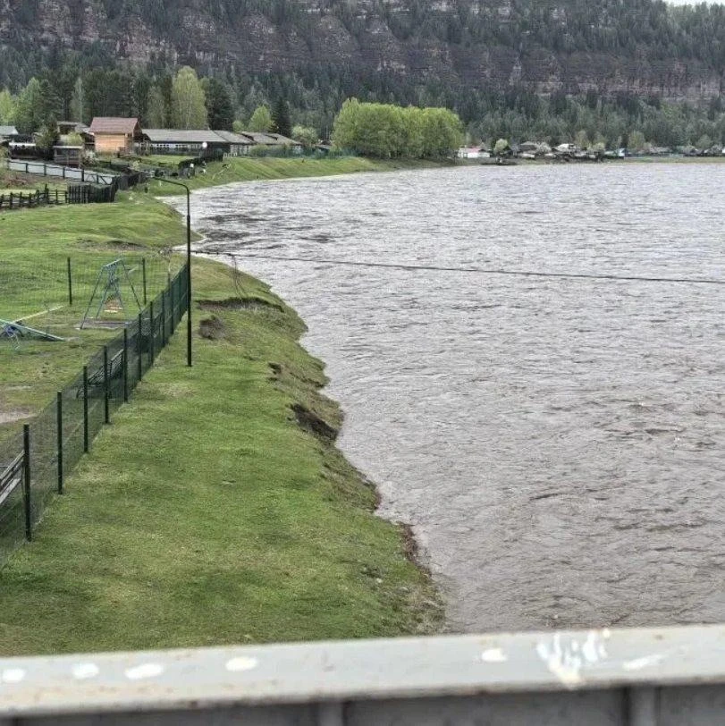 🌊 Иркут попёр: река поднялась почти на 2 метра за сутки  После ливней вода резко пошла вверх. Сейчас