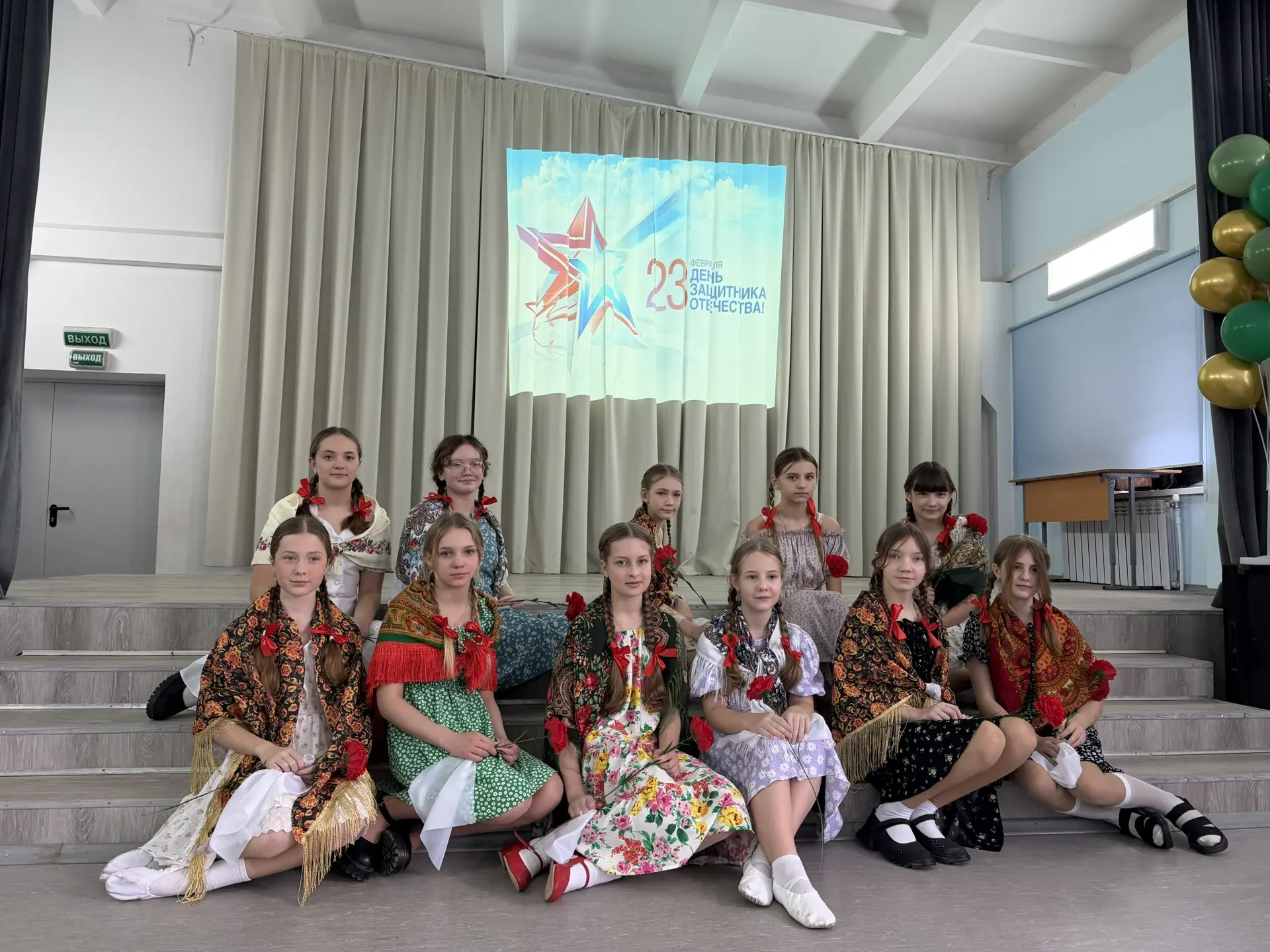 🎼В школе прошел фестиваль военно-патриотической песни, посвященный дню Защитника Отечества!  Под рук