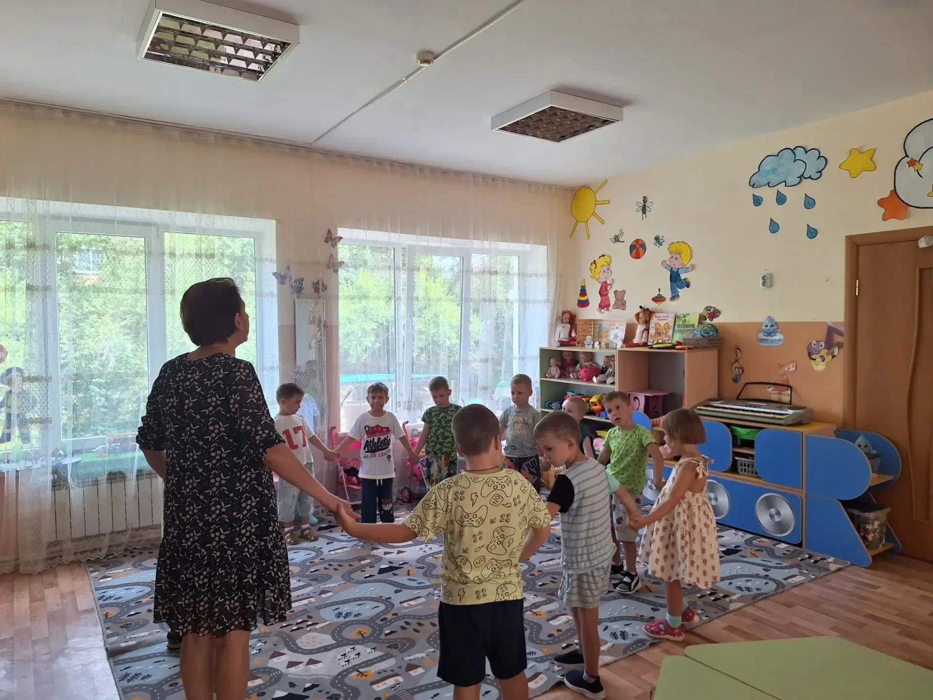 "Каждый новый день надо встречать с хорошим настроением. Возьмёмся все за руки, закроем...