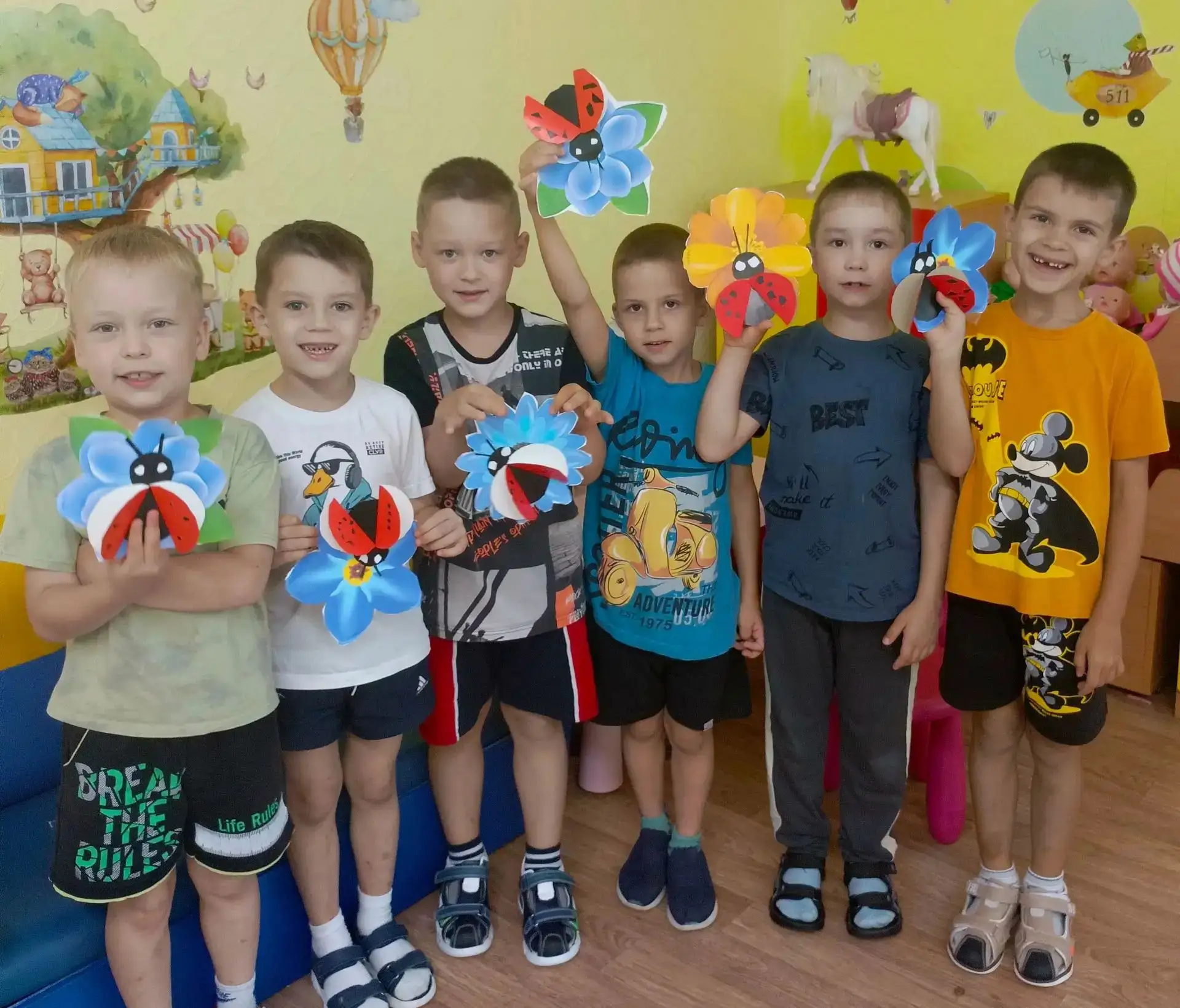 «Божья коровка на цветке» в старшей группе «Капельки»