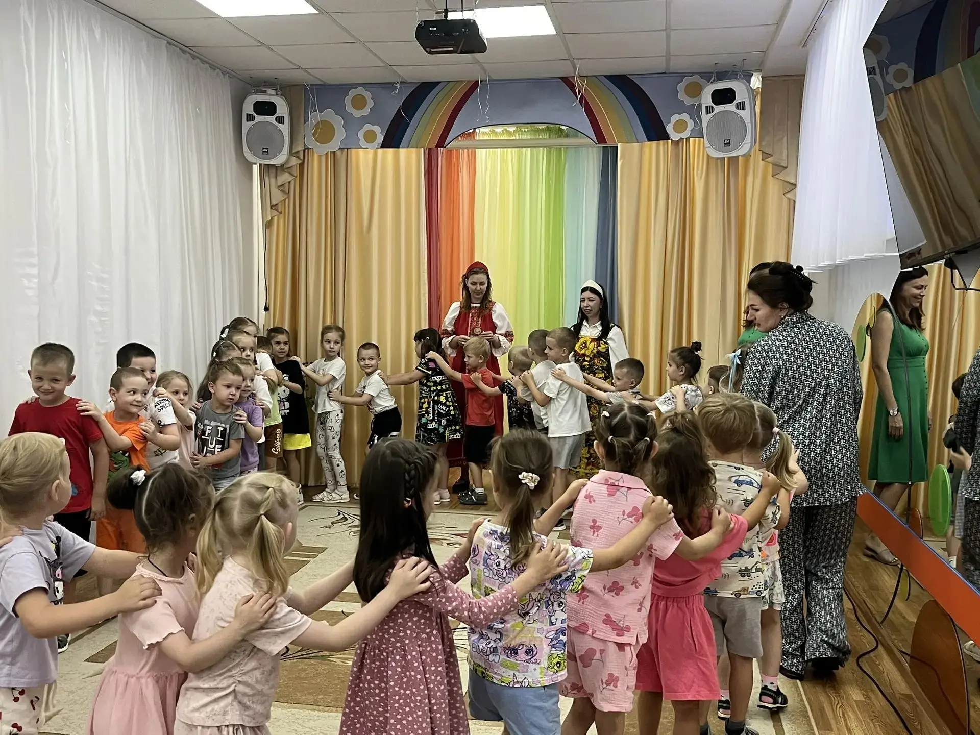 День фольклора в нашем детском саду! Сегодня у нас был по-настоящему волшебный день — мы погрузились