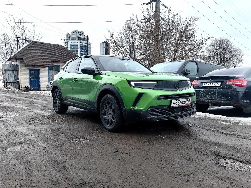 Яркий и пока очень редкий Opel Mokka приехал к нам на переуплотнение масляного поддона и замену комп