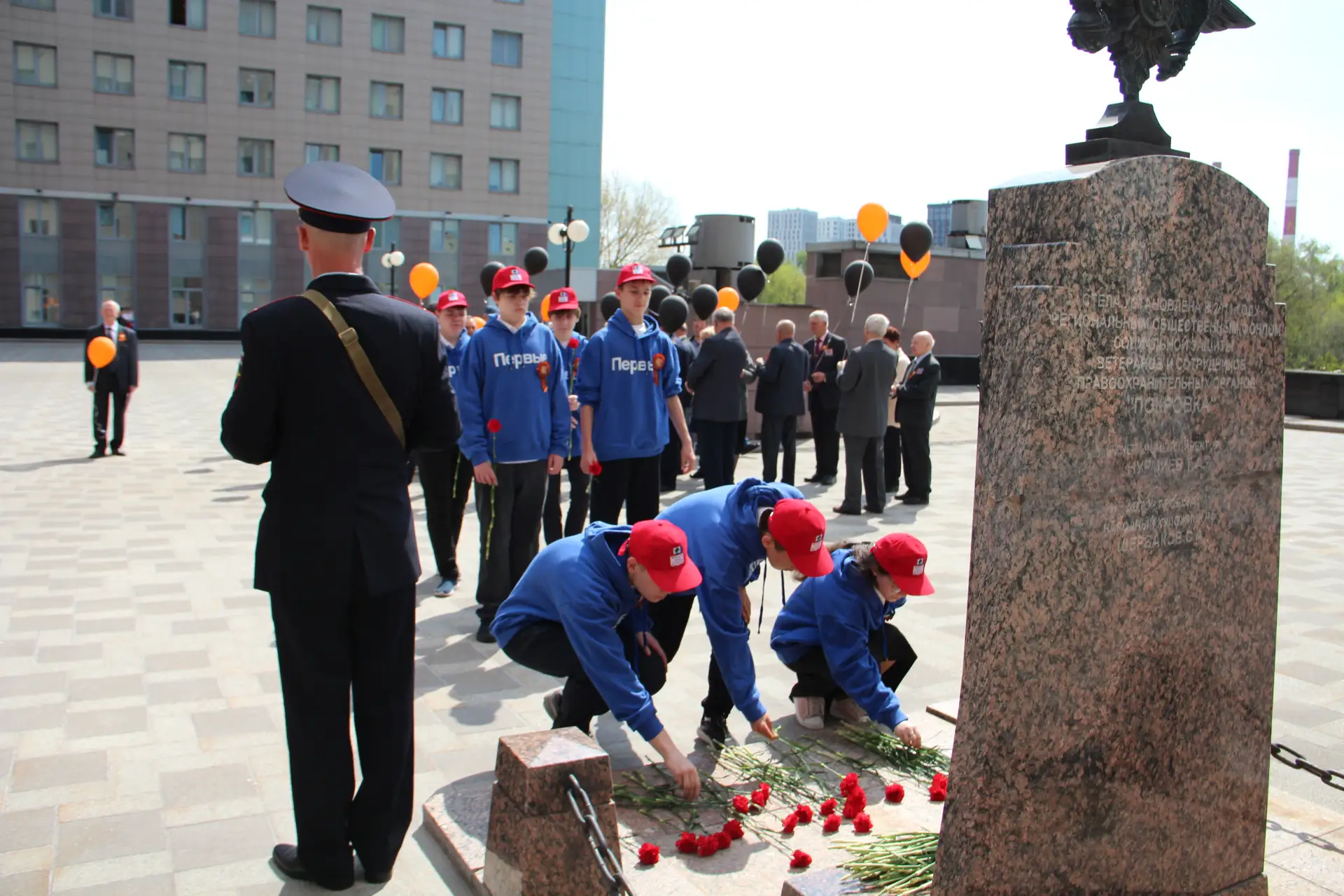 🌺 Акция «КРАСНЫЕ ГВОЗДИКИ»  🎖 Память о подвиге народа живёт всегда в наших сердцах и делах. Ученики 