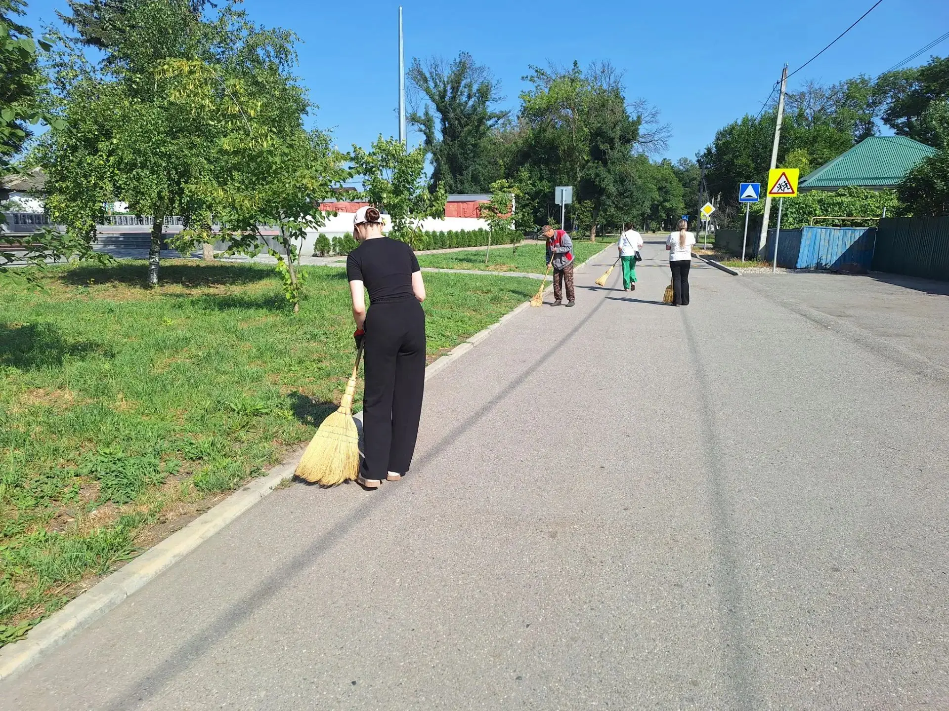 Сегодня в станице Зольской прошёл субботник. 🧹

Сотрудники Зольского ТО АКМО СК, МКУ "Коммунальник"