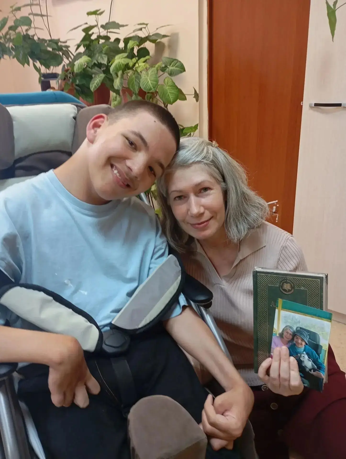 В субботу к нашим ребятам приехали наставники. Они играли, общались с детьми, гуляли на улице, пили 