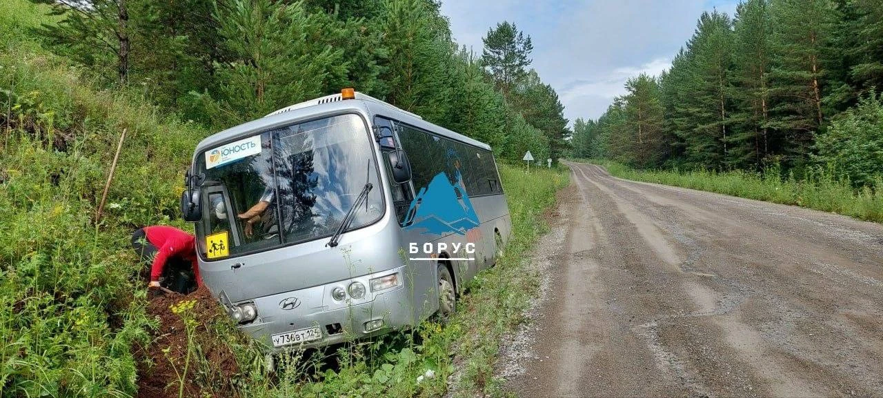 🚨Автобус с детьми из волейбольной команды съехал в кювет