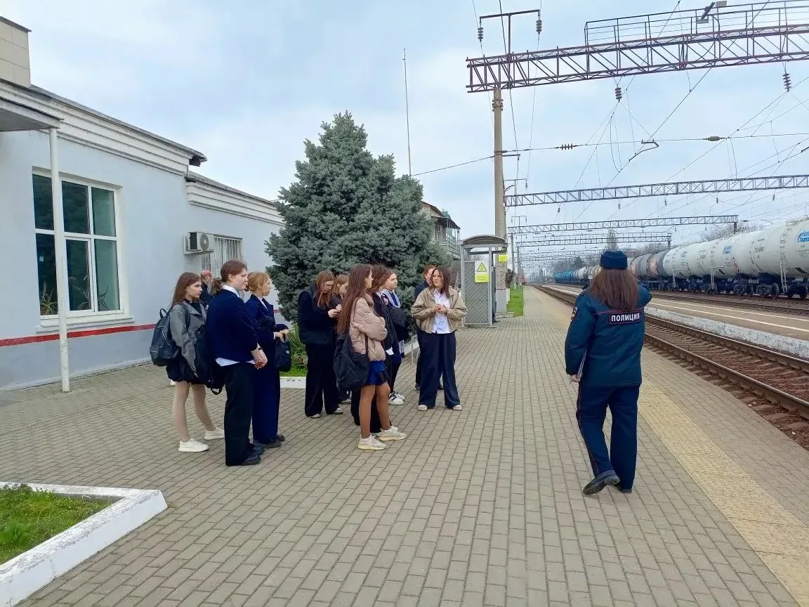 8 «В» в центре управления: экскурсия и безопасность на железной дороге 🚂👮‍♀️  Ученики 8 «В» класса С