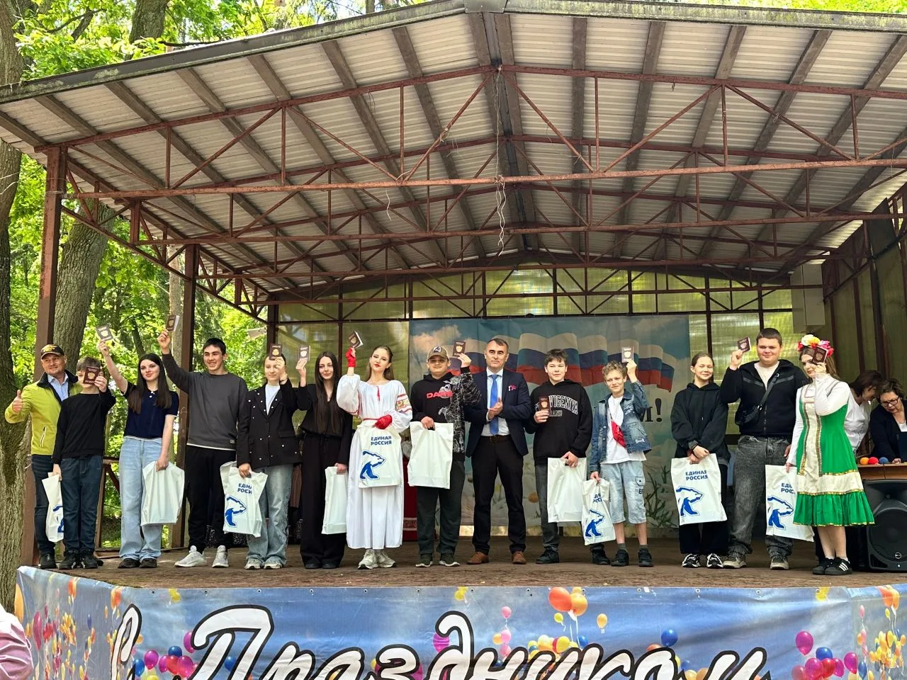 В День России, в городском парке города Ладушкин  организовали праздничный концерт.

Добровольцы поз