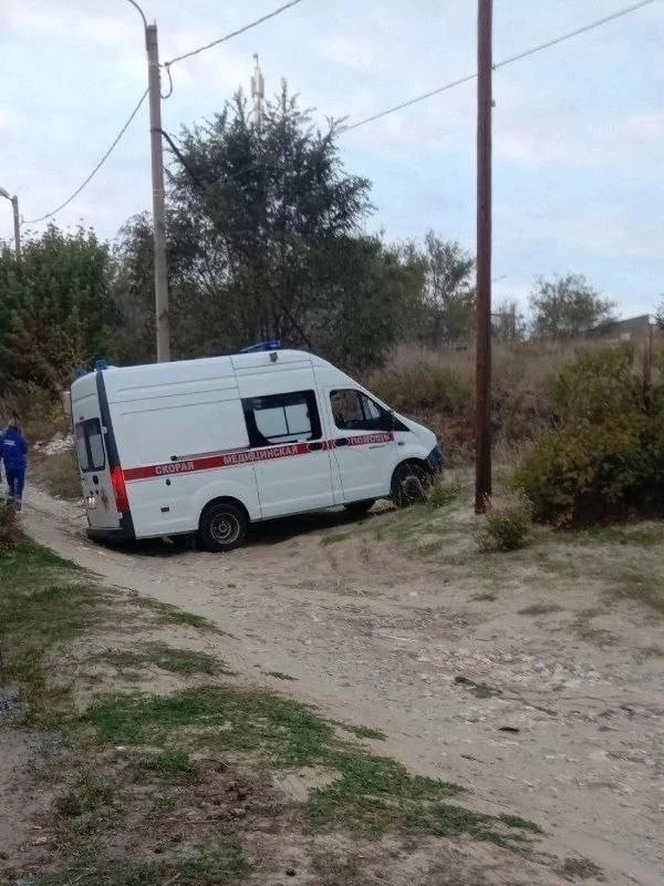 Скорая застряла в дорожной яме по пути к пациенту в Камышине