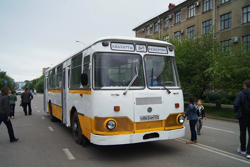 Внимание кемеровчан привлекли два автобуса, курсирующие по маршруту № 5: салон огромный...