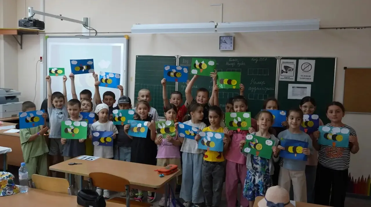 🐝 Кто это сегодня прилетел в наш лагерь? Неужели целый рой пчёл?

На самом деле это ребята из ВТОРО