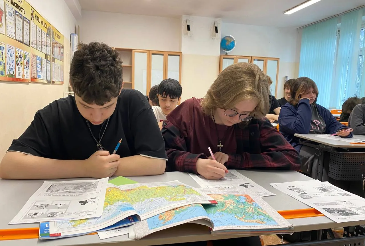 🌍 День географии в школе: открываем мир тайн и загадок России  🗺️География - это удивительная наука,