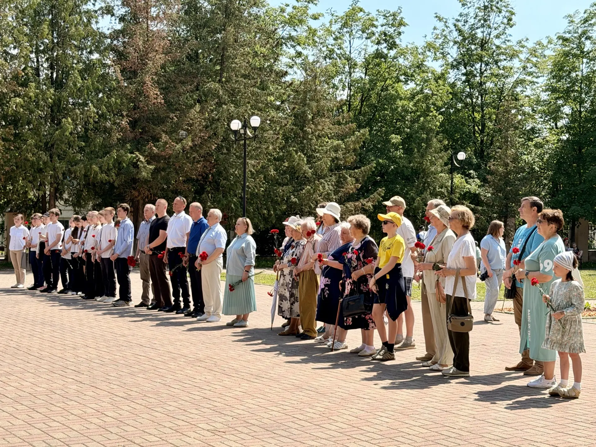 В юбилейный 795-й год Можайка в парке Победы у Вечного огня прошла традиционная Вахта памяти  Здесь 