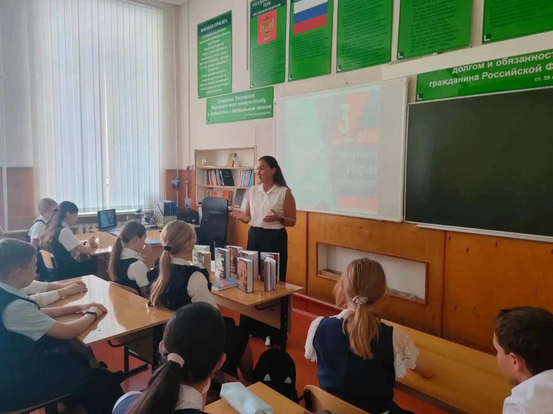 🕊️ Голуби мира в небе Беслана