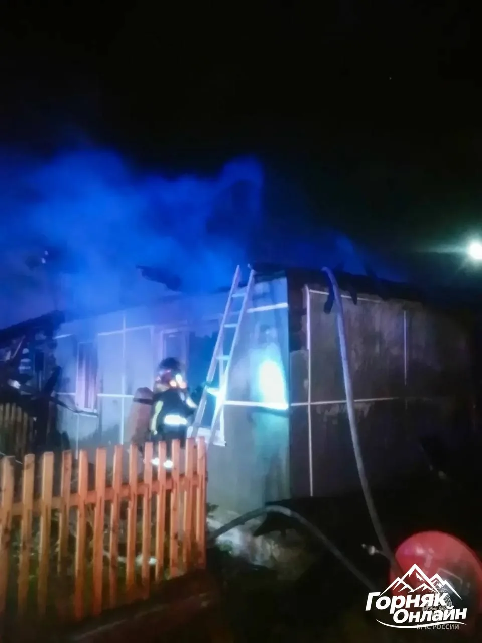 Пожарные спасли мужчину из горящего дома в Змеиногорске