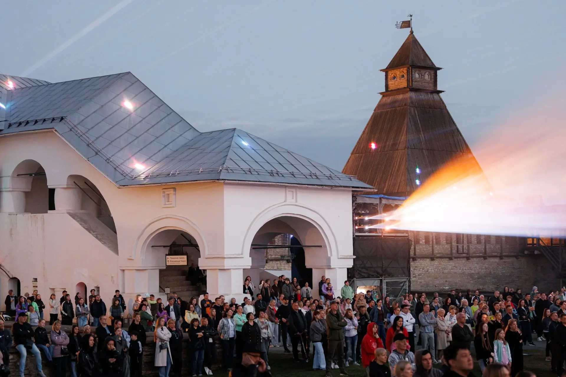 🌃 На минувшей неделе в Пскове завершилась серия показов уникального мультимедийного шо...