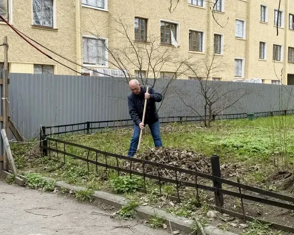 🌿 Наводим порядок вместе: коллектив Комитета присоединился к общегородскому субботнику  В День благо