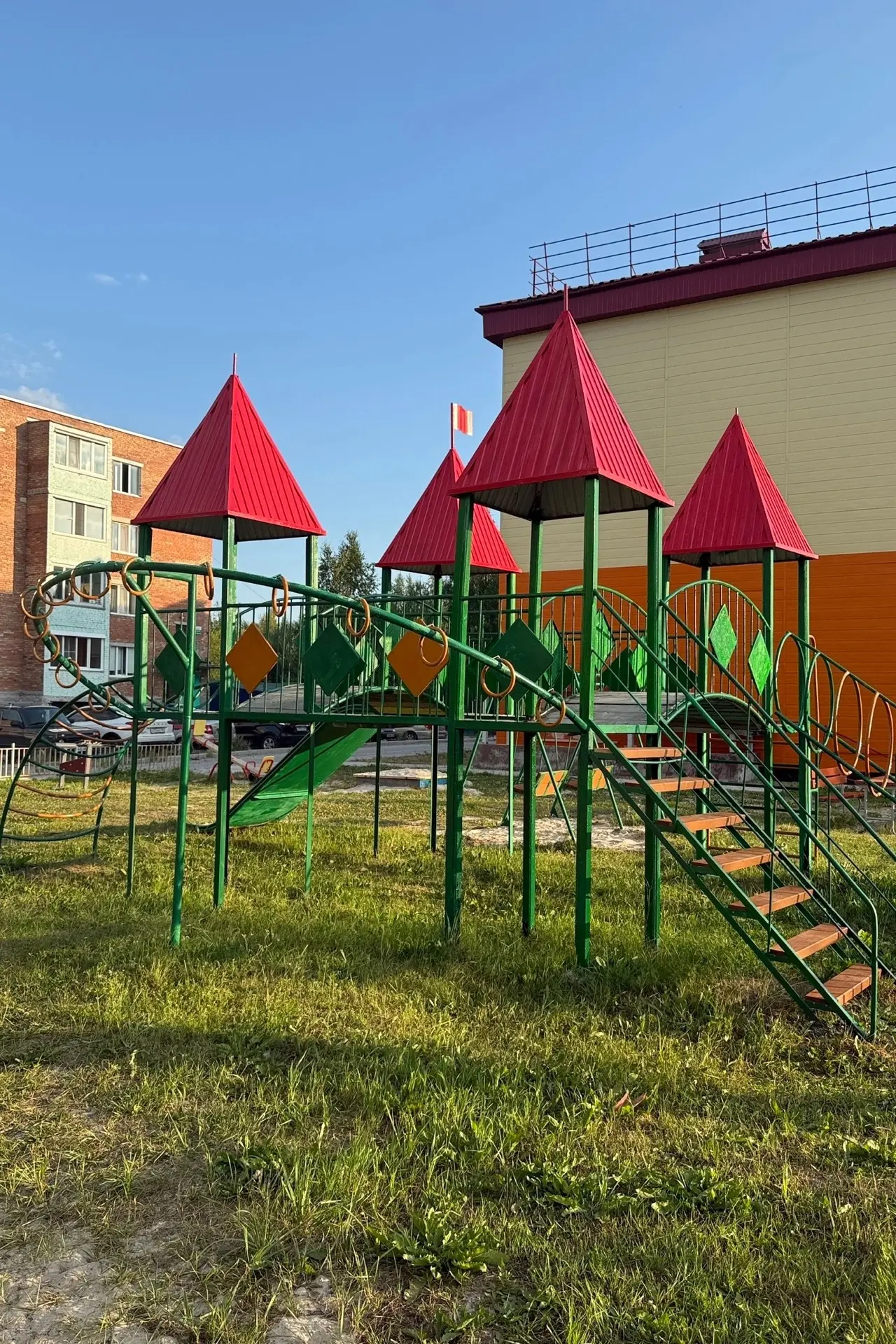 Романтиков 9 , кто знает , давно такую красивую площадку детскую поставили ?
(Аноним)