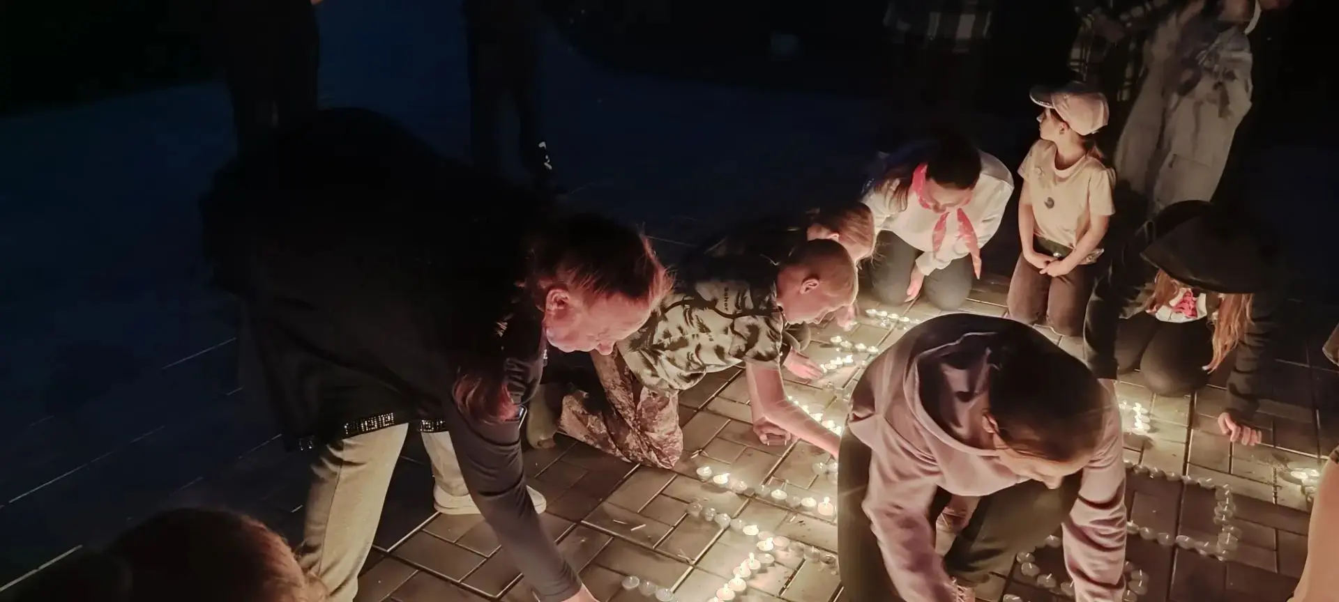 🕯 «Горящие картины памяти»: в посёлке Победа почтили память героев Великой Отечественной войны.
Сег