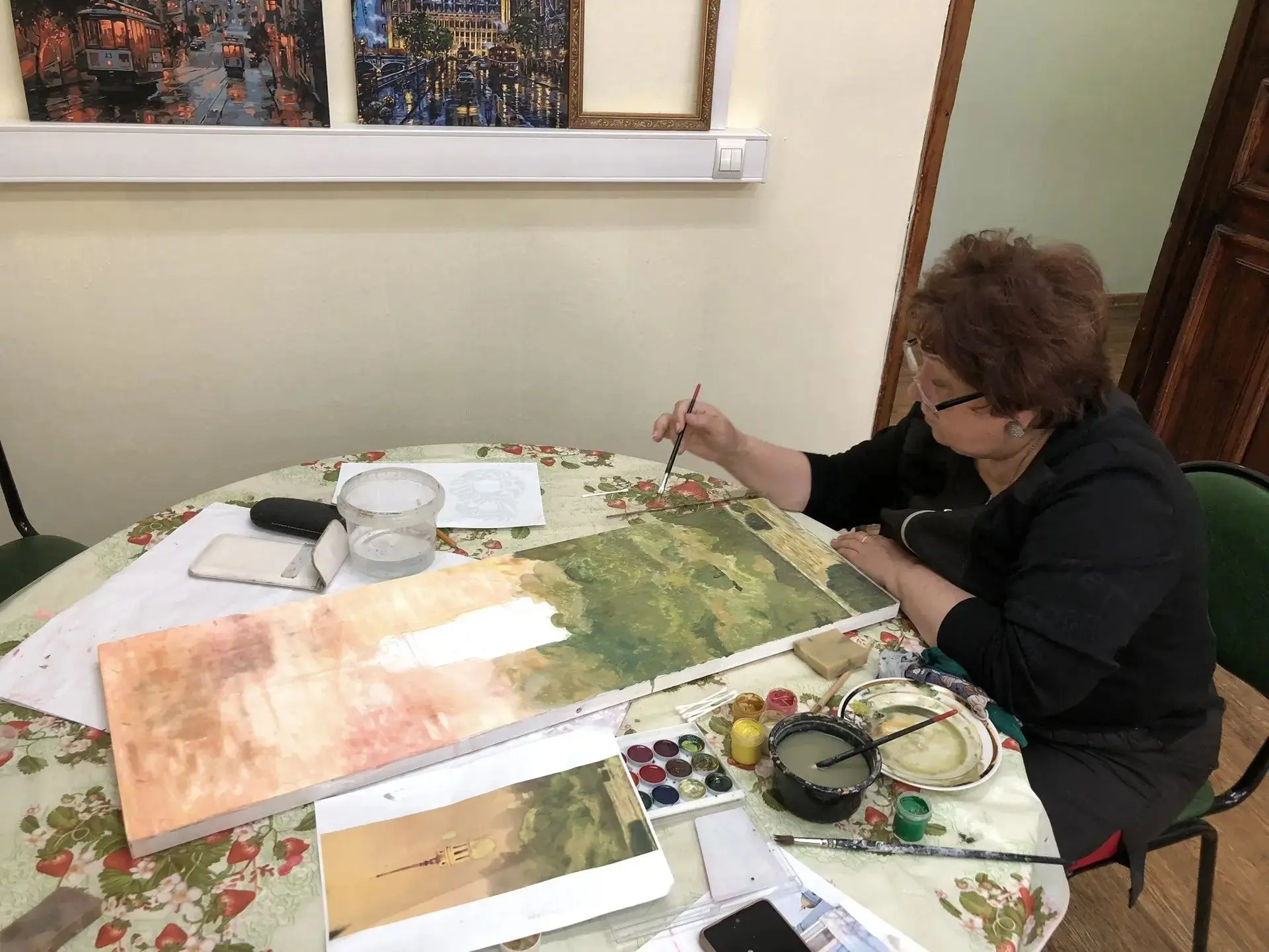 В Ивановском комплексном центре социального обслуживания продолжаются занятия в творчес...