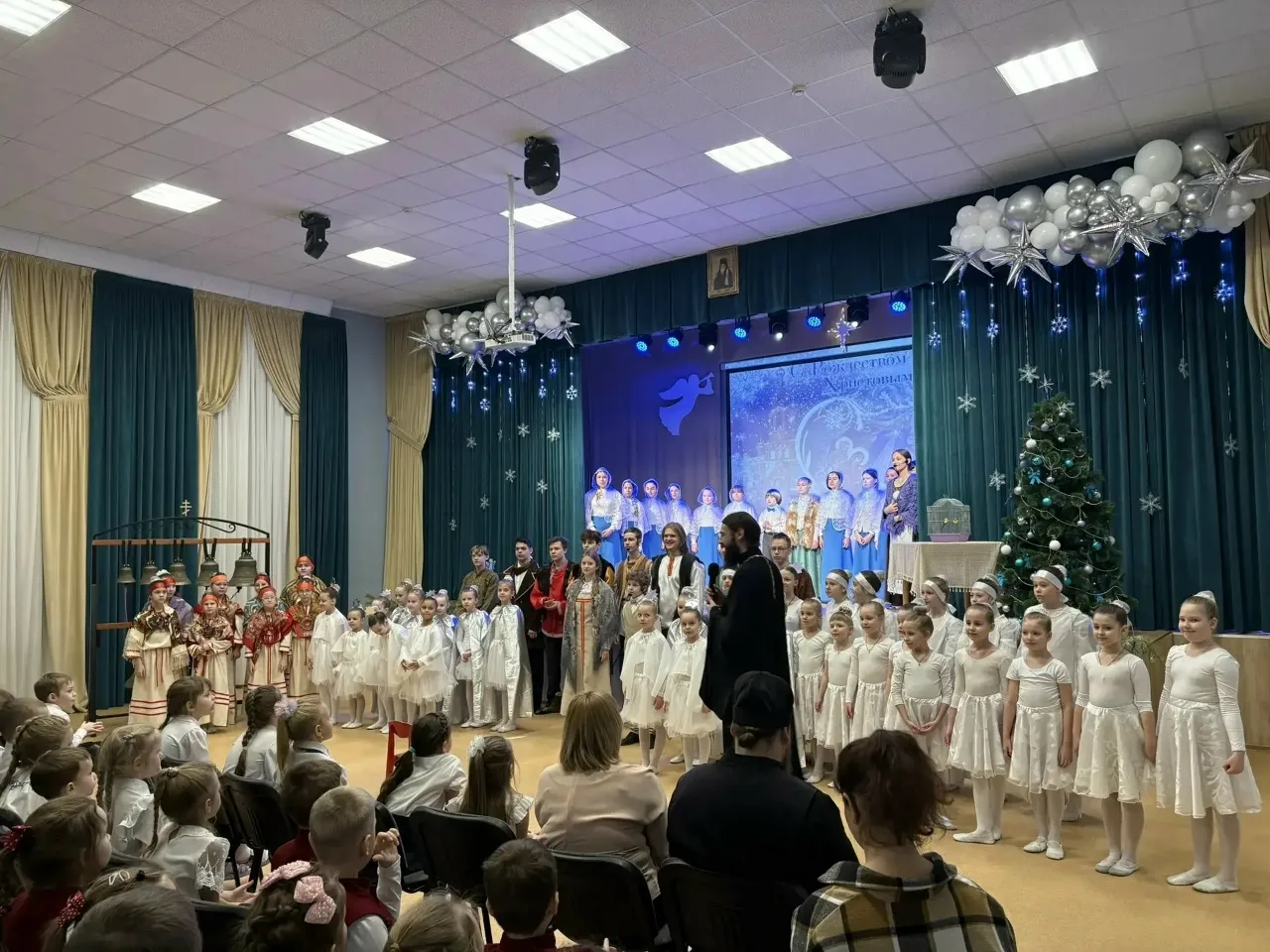 Ребята из группы №9 "Ромашка" побывали в гостях у гимназистов. Театральная постановка «Свет Рождеств