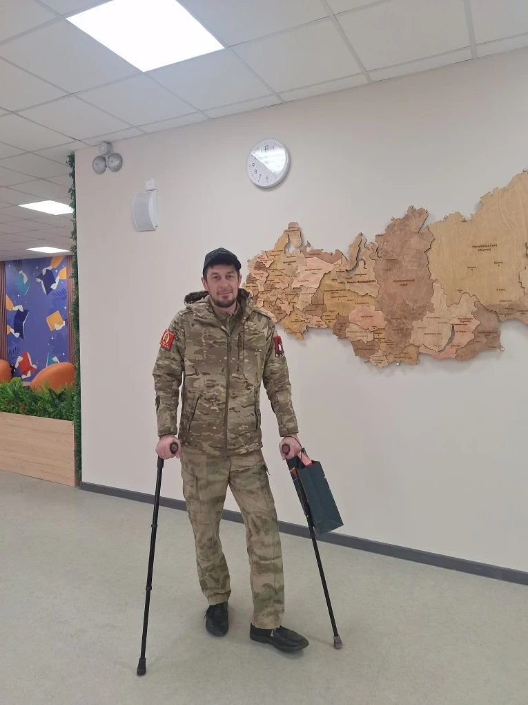 Сегодня в стенах школы прошёл Урок Мужества. Перед обучающимися 8е, 9д и 10д классов выступил младши