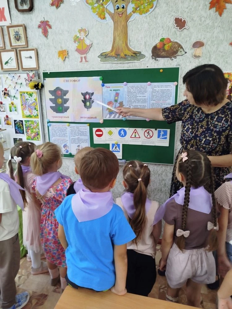 🎉 «Дорожная азбука»: учимся правилам безопасности вместе! 🎉В группе «Барвинок» прошло...