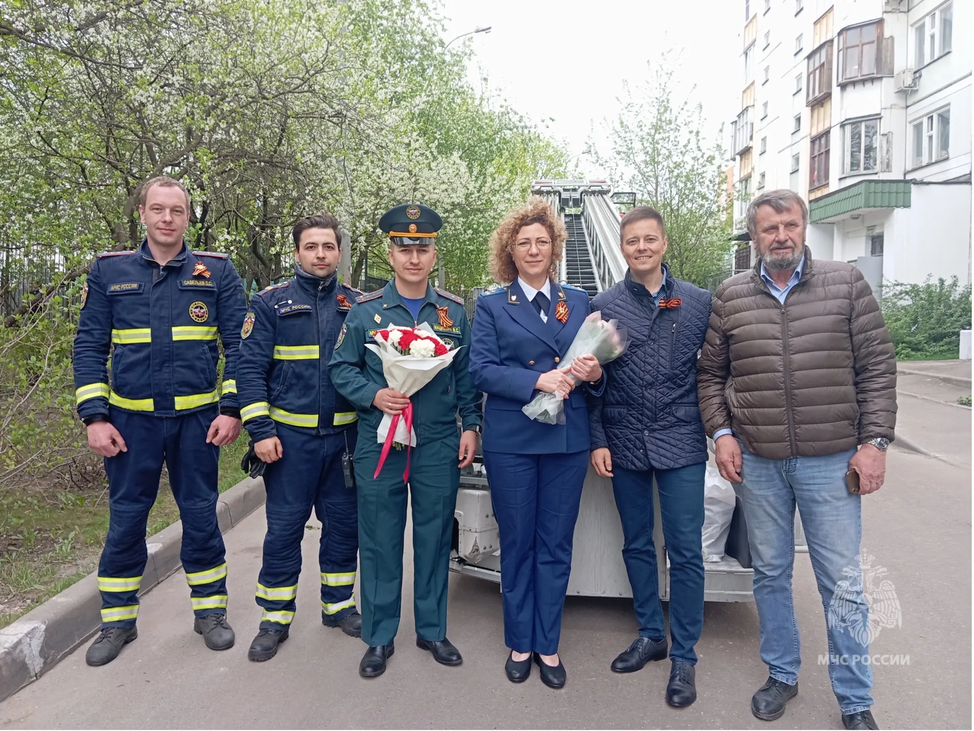 🔘Победа входит в каждый двор   Сотрудники Управления по ЮЗАО ГУ МЧС России по городу Москве совместн
