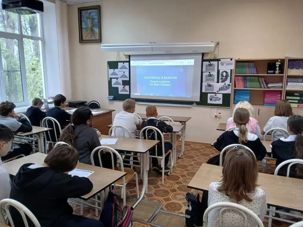 🇷🇺 Начало новой учебной недели   Традиционная церемония поднятия Государственного флага РФ и исполне