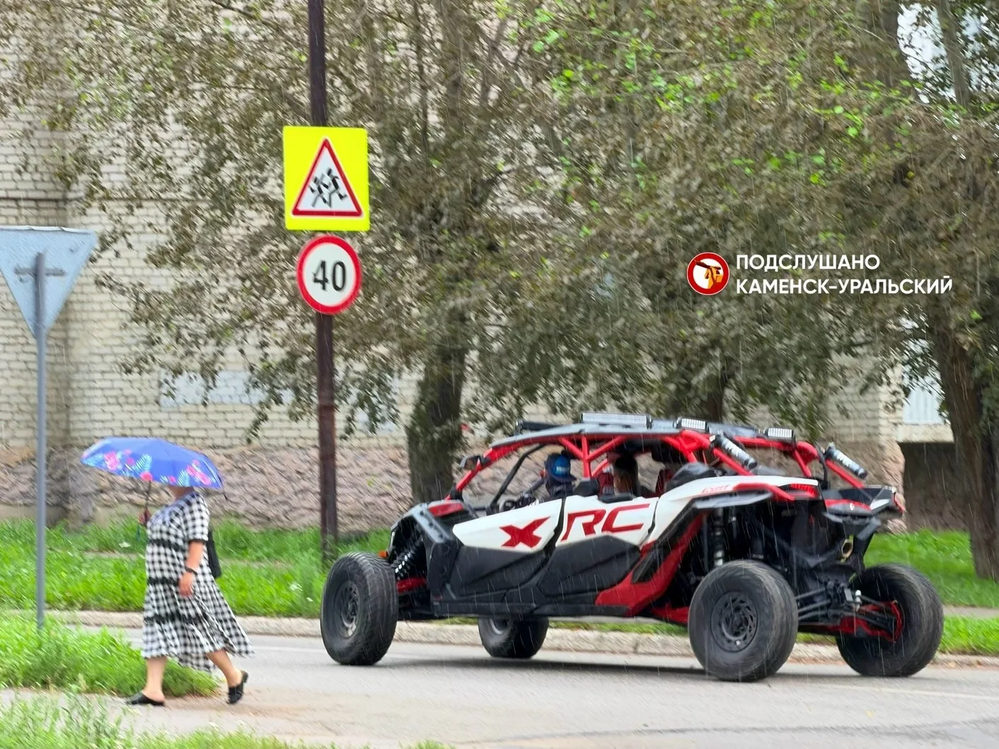 😃 Какого транспорта только не встретишь на улицах Каменска-Уральского

Сообщает главный паблик горо