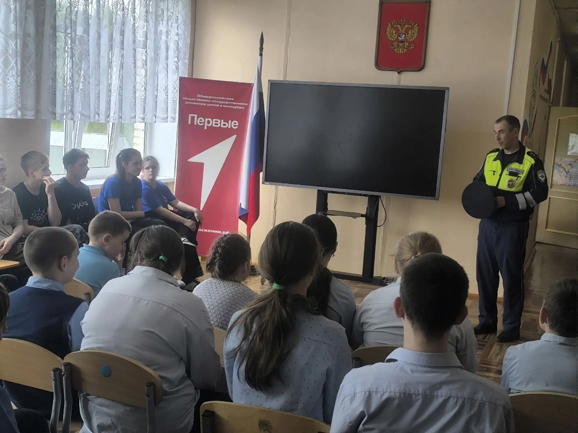 В гости к школьникам приехал начальник ГИБДД В нашей школе-интернате прошла встреча с г...